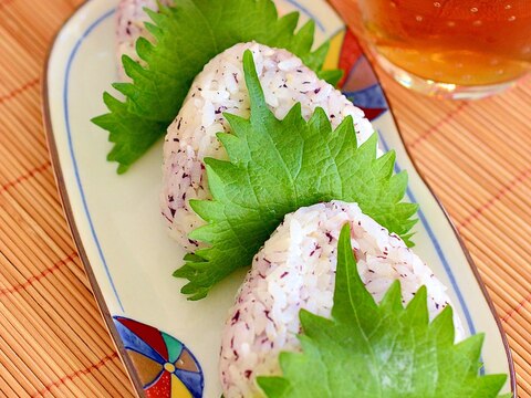 寿司飯でさっぱり☆ゆかりと大葉のおにぎり